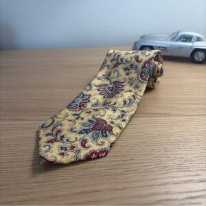 Elegant Joseph A. Bank Executive Collection Paisley Silk Tie in Yellow and Red